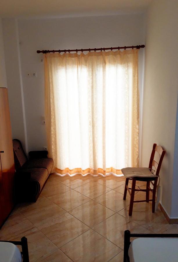 Ενοικιαζόμενα Δωμάτια Γεωργία Σταμούλου Rovies Exterior foto